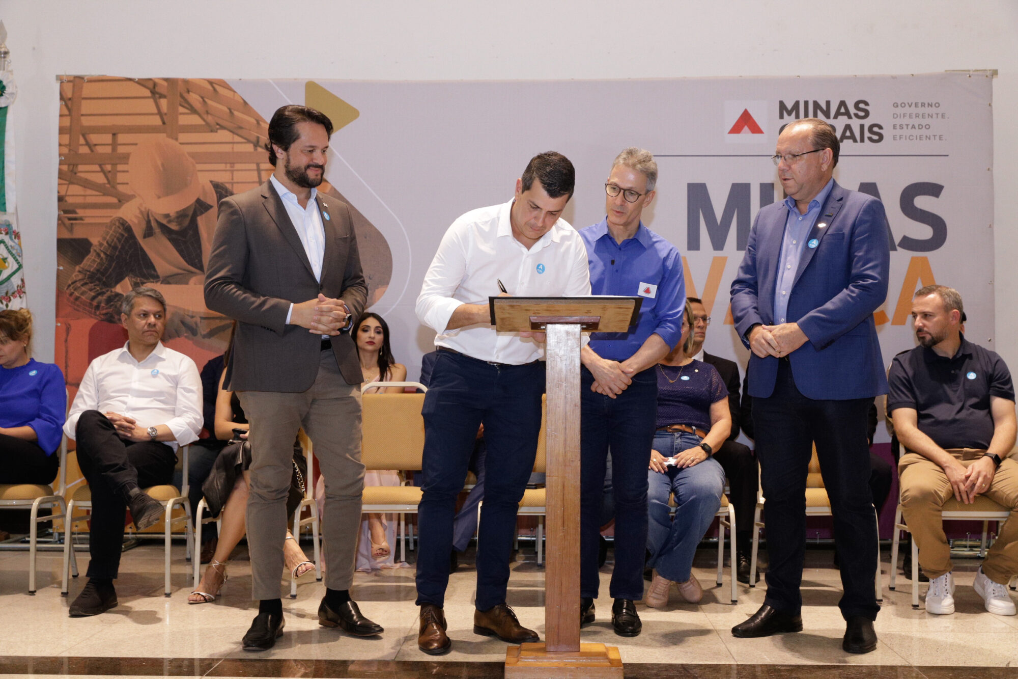 Diogo Curi, Prefeito de Caxambu, MG, assinando o Termo de Cooperação do Programa "Cidades do Futuro"